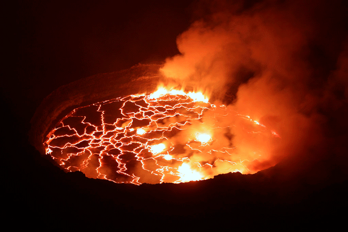 Извергающийся вулкан. Извержение вулкана. Извержение вулкана эйяфьядлайёкюдль. Лава фото. Ключевская сопка извержение 1994.