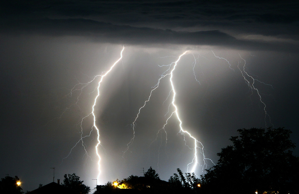 Открытки с молнией gif. Скачать открытки с молнией бесплатно.